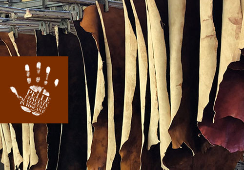 The slow process of tanning Floto leather uses natural vegetable tannins with total respect for nature. Our raw leather skins are a byproduct of the food industry and our tanning waste is reused in other supply chains.
